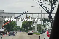 TIDAK SELAMAT: Denda dikenakan kepada kontraktor Lembaga Taman Negara (NParks) kerana melanggar keselamatan jalan raya selepas ia didapati menggunakan kren memikul muatan berat di atas lalu lintas.