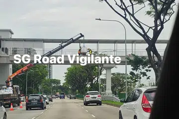 TIDAK SELAMAT: Denda dikenakan kepada kontraktor Lembaga Taman Negara (NParks) kerana melanggar keselamatan jalan raya selepas ia didapati menggunakan kren memikul muatan berat di atas lalu lintas.