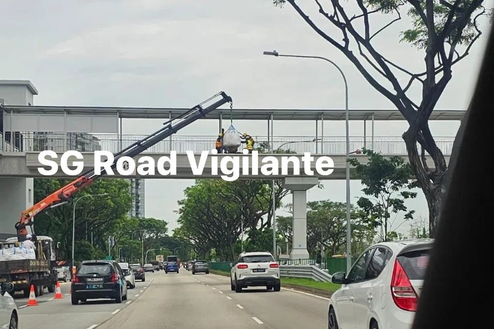 TIDAK SELAMAT: Denda dikenakan kepada kontraktor Lembaga Taman Negara (NParks) kerana melanggar keselamatan jalan raya selepas ia didapati menggunakan kren memikul muatan berat di atas lalu lintas.