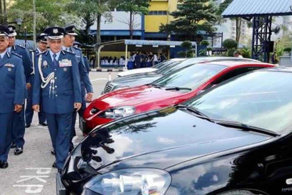 PERIKSA KERETA YANG DIRAMPAS: Pengarah Kastam Johor, Datuk Ramli Johari (depan kanan), bersama pegawainya memeriksa antara 26 kereta mewah terpakai dari Singapura berjumlah RM2.9 juta termasuk cukai yang dirampas menyusuli kejayaan menumpaskan penyeludupan kenderaan terpakai. - Foto THE STAR