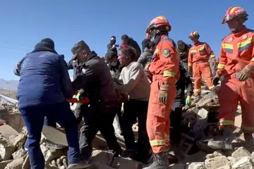 Pasukan penyelamat memberikan bantuan kepada mangsa-mangsa dalam kejadian gempa bumi yang berlaku di Shigatse City, Wilayah Autonomi Tibet, China, pada 7 Januari 2025.