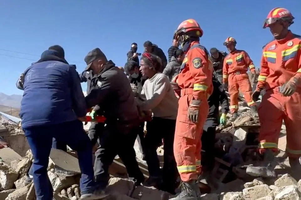 Pasukan penyelamat memberikan bantuan kepada mangsa-mangsa dalam kejadian gempa bumi yang berlaku di Shigatse City, Wilayah Autonomi Tibet, China, pada 7 Januari 2025.