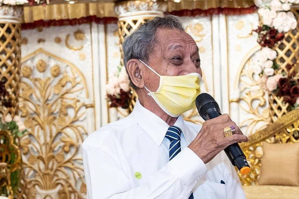 KEKALKAN SEMANGAT POSITIF: Penyanyi lagu era 1960-an, Hussein Ismail, yang terkenal dengan lagu 'Oh Poniah' berkongsi tentang keadaannya yang bangkit menyemai semangat positif setelah dilanda strok tahun lalu. - Foto BH oleh NUR DIYANA TAHA