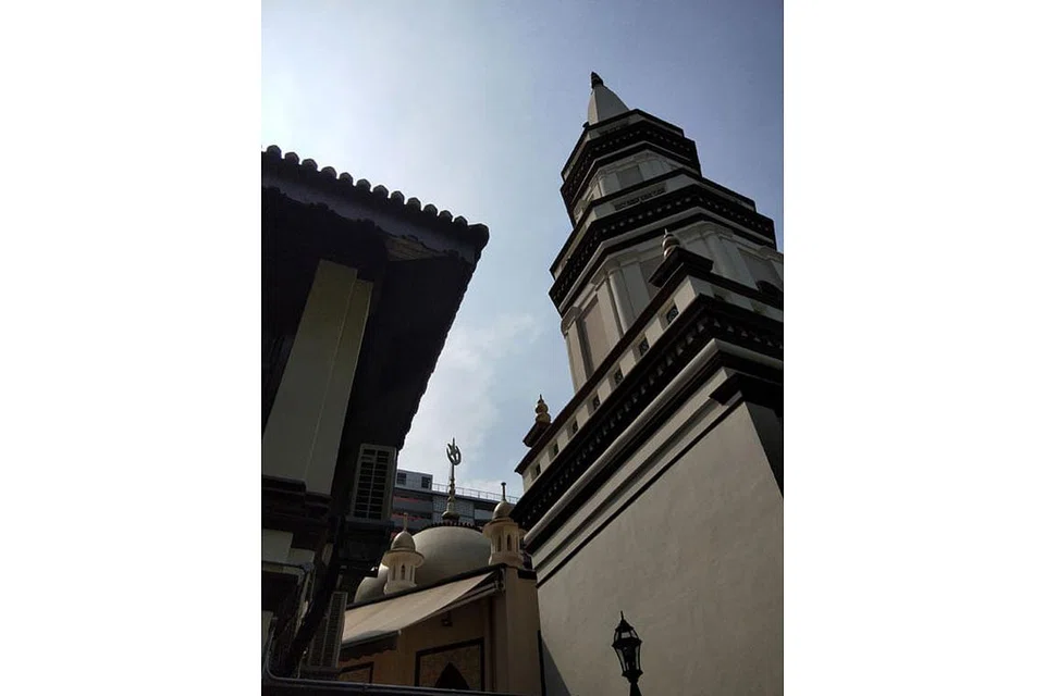 WAKAF: Almarhum Syed Omar Ali Aljunied telah mewakafkan Masjid Omar Kampong Melaka, yang kini masih berdiri di tapak asalnya di daerah bandar. Beliau turut mewakafkan Masjid Bencoolen serta bangunan-bangunan di sampingnya. Sementara Almarhumah Hajjah Fatimah Sulaiman turut dikenali sebagai dermawan yang telah menderma tapak rumahnya untuk mendirikan sebuah masjid yang kini masih bertapak di Beach Road yang dikenali sebagai Masjid Hajjah Fatimah (gambar atas). - Foto fail