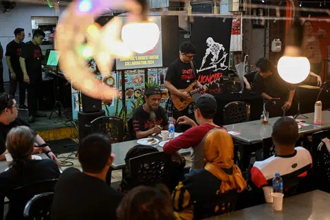 Usaha mengetengahkan sekitar 70 gitaris watan Singapura dalam sebuah video instrumental di YouTube mendapat. 