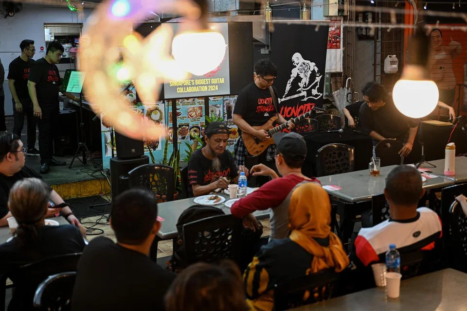 Usaha mengetengahkan sekitar 70 gitaris watan Singapura dalam sebuah video instrumental di YouTube mendapat. 