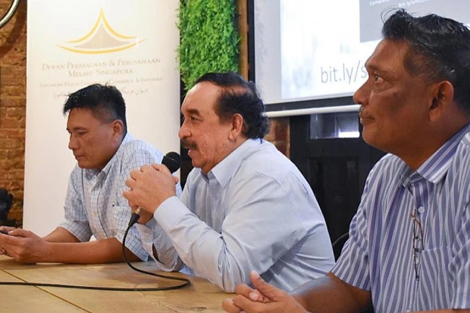 SEDIA BANTU: Presiden DPPMS Encik Farid Khan (tengah) diapit Timbalan Presiden DPPMS, Encik Abu Bakar Mohd Nor (kiri) dan Naib Presiden DPPMS, Encik Mohamed Abdul Akbar Mohamed Abdul Kader, di sebuah acara anjuran badan itu. Foto diambil sebelum Covid-19 - Foto fail