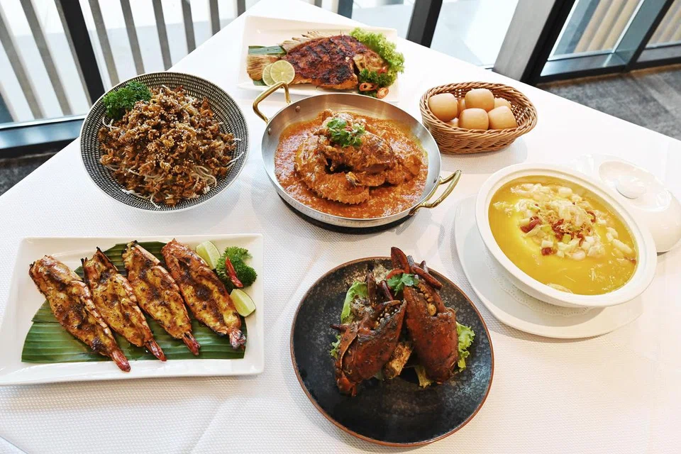 PELBAGAI PILIHAN SEGAR: Ikan Tilapia Merah Bakar dengan sambal, Ketam Cili dengan Mantou, Sup Labu Kuning dan makanan laut, Ketam Lada Hitam, Udang Bakar Jimbaran dan Cumi Goreng Garing di Restoran Mutiara Seafood