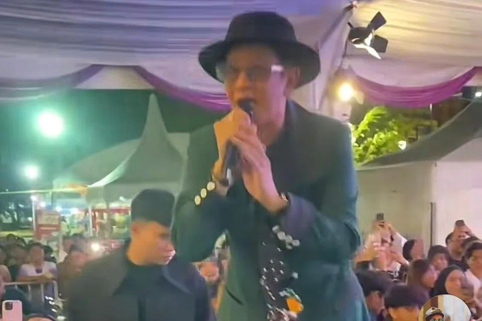 Roslah Shah ketika mengadakan persembahan di Universiti Sains Malaysia di Pulau Pinang pada 30 November.