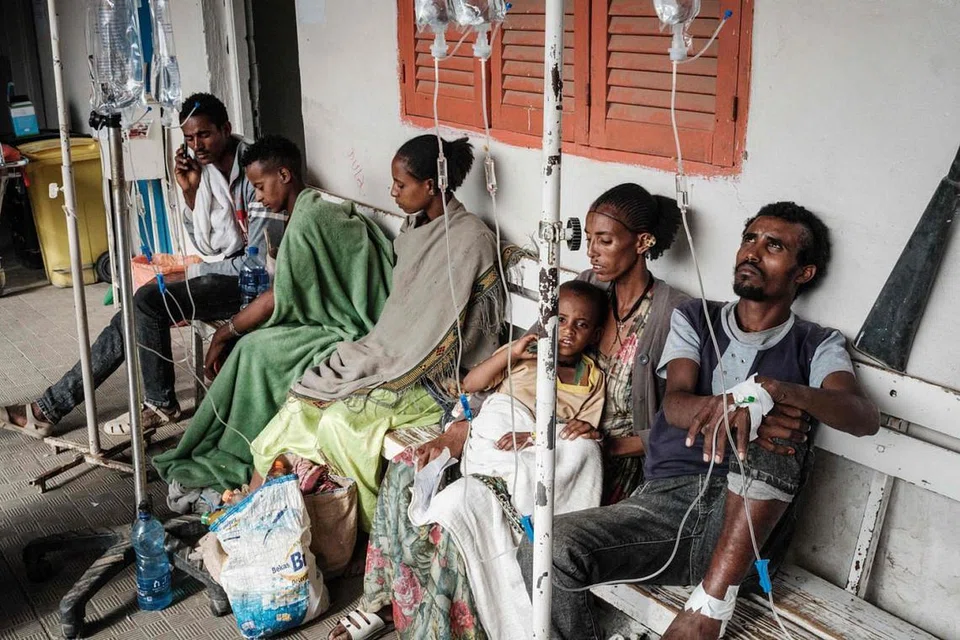 MANGSA SERANGAN: Rakyat Ethiopia yang cedera akibat serangan udara ke atas sebuah pasar, duduk di bangku sambil menunggu giliran untuk mendapatkan rawatan perubatan di Hospital Besar Mekele, pada 24 Jun lalu, dua hari selepas konflik tujuh bulan kembali meletus di wilayah Tigray. Sekurang-kurangnya 64 maut dan 180 cedera, kata pegawai kesihatan tetapi pihak tentera menafikan mereka mensasarkan serangan ke atas orang awam. - Foto AFP