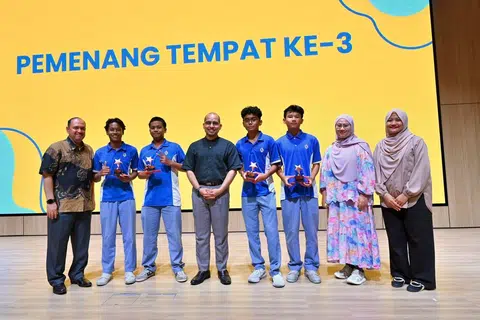 Sekolah Menengah Commonwealth, terdiri daripada Mohammad Nur Israfil Mohammad Idris (dua dari kiri), Mohamad Shayaan Mohamad Shahafashah (tiga dari kiri),  Muhd Ihsan Hakeem Eilyaas (empat dari kanan), Zaqy Zaidany Rayzan (tiga dari kanan) mendapat tempat ketiga. Mereka merakam kenangan bersama Timbalan Pengarah, Cawangan Bahasa Ibunda, Kementerian Pendidikan (MOE), Encik Zafilin Abdul Hamid (kiri); Setiausaha Parlimen Kanan (Pendidikan merangkap Pembangunan Negara), Dr Syed Harun Alhabsyi (empat dari kiri); guru Bahasa Melayu Sekolah Menengah Commonwealth, Cik Nur Amalina Shalan (dua dari kanan); dan Editor Audiens dan Perkembangan Berita Harian, Cik Norhaiza Hashim.