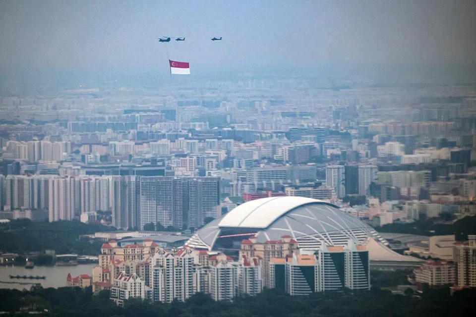 Ini kali pertama helikopter membawa bendera negara merentasi Kallang Basin.