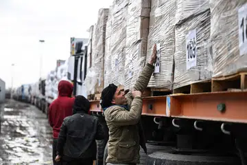Pemandu trak menantikan giliran untuk memasuki Gaza dari sempadan Rafah, Mesir, pada 24 Februari bagi mengirimkan bantuan kemanusiaan di tengah-tengah gencatan senjata yang sedang berkuat kuasa. Menurut penulis, walaupun membaca tentang penderitaan Palestin atau bersimpati dengan penduduk Gaza dan Tebing Barat tidak salah, adalah penting untuk mendekati isu tersebut dengan perspektif yang seimbang. 