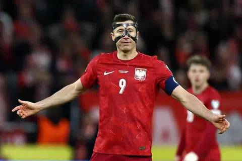 Pemain Poland, Robert Lewandowski, dalam aksi final kelayakan Piala Dunia menentang Sweden di Arena Strawberry, Solna, pada 31 Mac. 