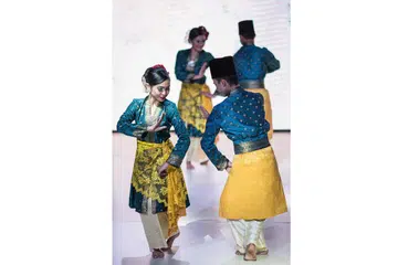 PENEMUAN DIRI: Setelah terlibat dalam seni persembahan bersama Sri Warisan hampir 11 tahun, Cik Qistina (kiri) berkongsi bahawa beliau juga telah mempelajari banyak perkara seperti pengurusan pentas, mengendalikan pakaian persembahan yang telah menarik minatnya dalam pengurusan teater.- Foto ihsan IRDINA QISTINA JUMA'DHAN