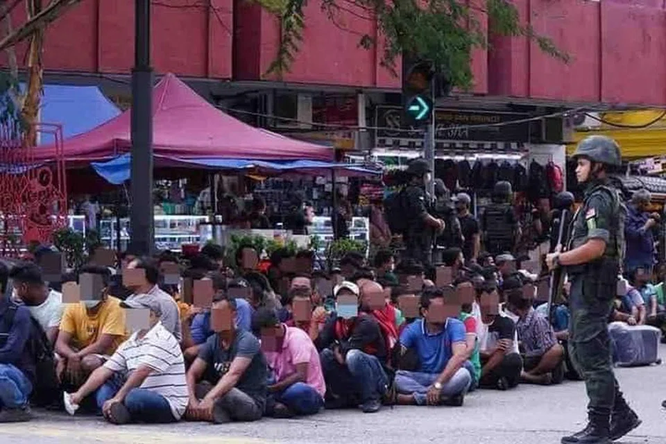 OPERASI BESAR-BESARAN: Operasi khas bersepadu yang digerakkan pihak berkuasa Malaysia berjaya menahan lebih 1,000 pendatang asing tanpa izin di Jalan Silang, Kuala Lumpur, yang turut dikenali sebagai ‘Mini Dhaka’. 