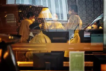 LANGKAH BERJAGA-JAGA: Kakitangan di Hotel Mandarin Orchard Singapore mengenakan Alat Perlindungan Peribadi (PPE) selepas beberapa kes tetamu yang menjalani tempoh Notis Jangan Keluar Rumah (SHN) dikesan menghidap Covid-19. - Foto BH oleh JASON QUAH