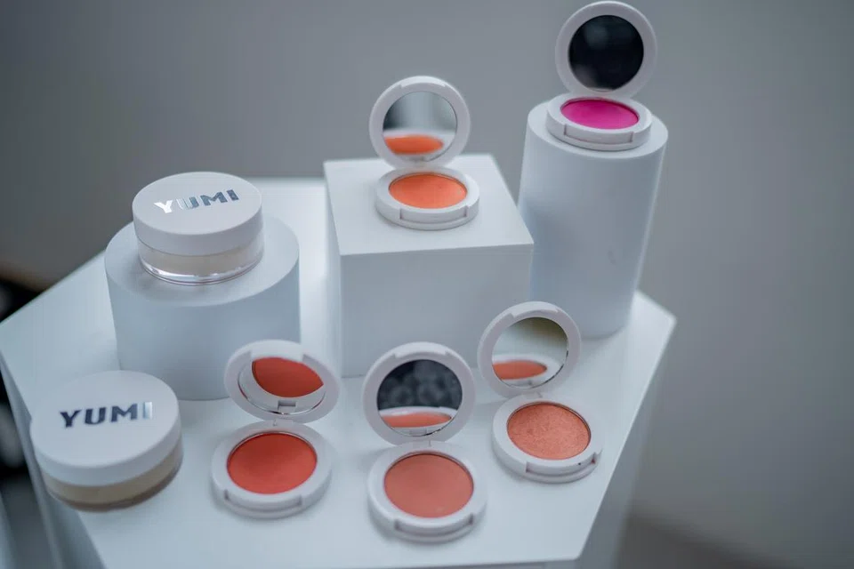 Produk pemerah pipi YUMI Basics berpigmen dan bermutu tinggi. 