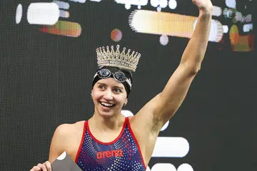 Perenang Amerika, Kate Douglass, meraikan kejayaannya memecah rekod dunia renang 200 meter kuak dada wanita di Pusat Akuatik OCBC pada 31 Oktober.