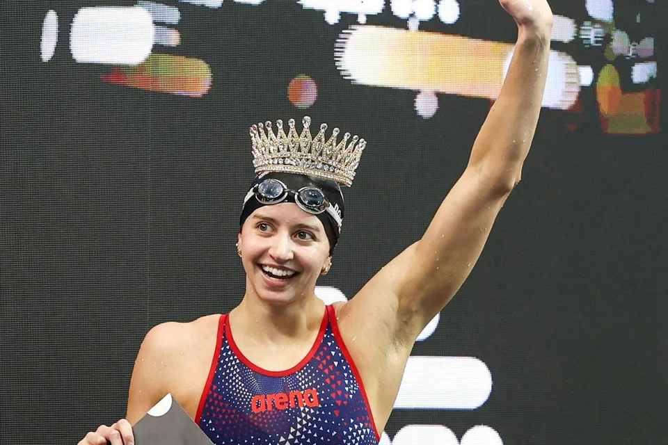 Perenang Amerika, Kate Douglass, meraikan kejayaannya memecah rekod dunia renang 200 meter kuak dada wanita di Pusat Akuatik OCBC pada 31 Oktober.