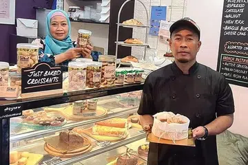 TETAP YAKIN DI TENGAH COVID-19: Sedang banyak syarikat lain terjejas oleh pandemik Covid-19 hingga ada terpaksa gulung tikar, Encik Mohamad Haniff Haji Mohamad Koid dan kakaknya Siti Rohaya membuka dua kedai kek dan pastri Just Baked. - Foto BH oleh ISMAWATI ISMAIL