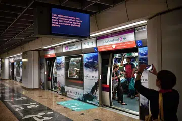 Pengumuman kereta api di stesen Chinatown yang menunjukkan masa perjalanan tambahan kira-kira 15 minit di kedua-dua arah. 