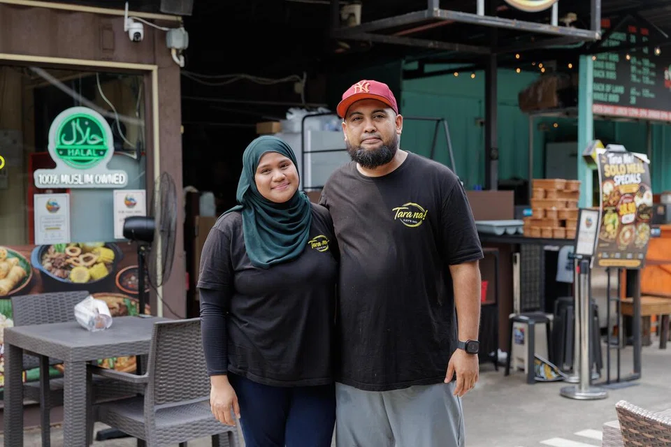 Pemilik Tara Na by Easy Eatz SG, Cik Nurnisa Jonson, bersama suaminya, Encik Imran Gazali.  Pasangan itu telah mendapatkan lokasi baru di Punggol Golf Course selepas dimaklumkan bahawa mereka perlu meninggalkan premis mereka di Punggol Container Park menjelang 31 Oktober.