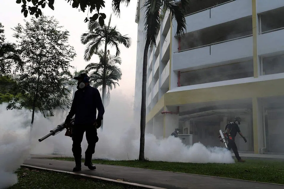 Seorang pekerja melakukan pengabutan di Aljunied Crescen, tempat kes Zika dikesan, di Singapura pada Ahad (28 Ogos). 