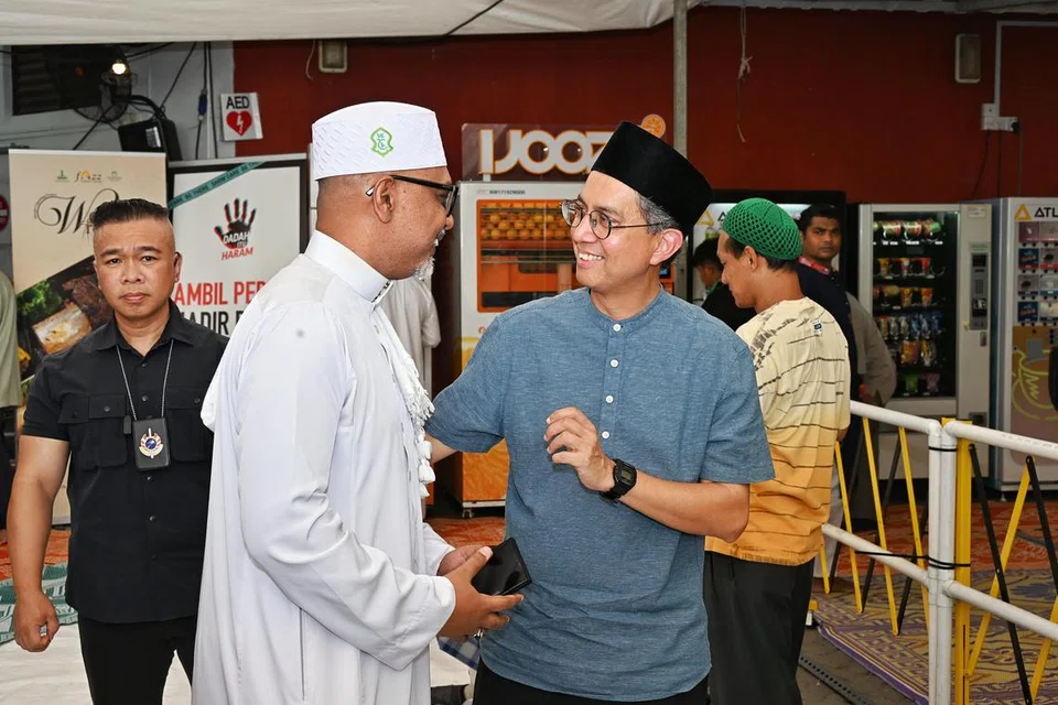 Pemangku Menteri Bertanggungjawab bagi Ehwal Masyarakat Islam, Profesor Madya Dr Faishal Ibrahim (kanan), yang sempat beramah mesra dengan jemaah di Masjid Alkaff Kampung Melayu, mengumumkan bahawa masjid baru di Tampines North dijangka siap menjelang 2029. 