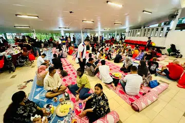Seramai 150 anggota keluarga daripada 24 keluarga yang memerlukan telah menghadiri majlis berbuka puasa, ‘Sedulang Bersama Ayah’, di dewan serbaguna Blok 813A, Choa Chu Kang Avenue 7 pada 31 Mac.