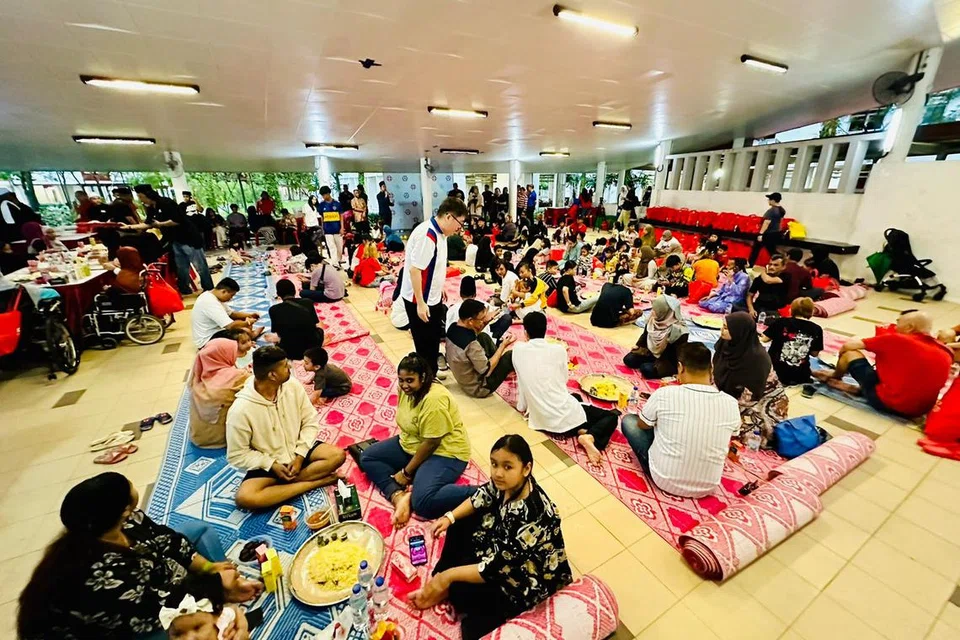 Seramai 150 anggota keluarga daripada 24 keluarga yang memerlukan telah menghadiri majlis berbuka puasa, ‘Sedulang Bersama Ayah’, di dewan serbaguna Blok 813A, Choa Chu Kang Avenue 7 pada 31 Mac.