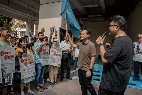 Menteri Negara Kanan (Pertahanan merangkap Tenaga Manusia), Encik Zaqy Mohamed (tengah), bersama personaliti media, Suhaimi Yusof (kanan), dan relawan Humanity Matters memulakan acara mengutip derma pada 7 April untuk membantu mangsa konflik Israel-Palestin di Gaza.