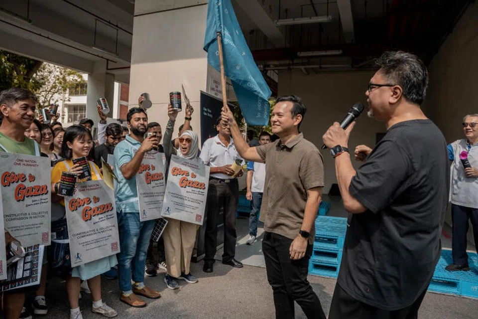 Menteri Negara Kanan (Pertahanan merangkap Tenaga Manusia), Encik Zaqy Mohamed (tengah), bersama personaliti media, Suhaimi Yusof (kanan), dan relawan Humanity Matters memulakan acara mengutip derma pada 7 April untuk membantu mangsa konflik Israel-Palestin di Gaza.