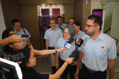 Setiausaha Agung Parti Pekerja (WP), Encik Pritam Singh (kanan), dan pengerusi parti itu, Cik Sylvia Lim (dua dari kanan), bercakap kepada media selepas persidangan dwitahunan parti itu pada 30 Jun.