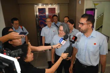 Setiausaha Agung Parti Pekerja (WP), Encik Pritam Singh (kanan), dan pengerusi parti itu, Cik Sylvia Lim (dua dari kanan), bercakap kepada media selepas persidangan dwitahunan parti itu pada 30 Jun.