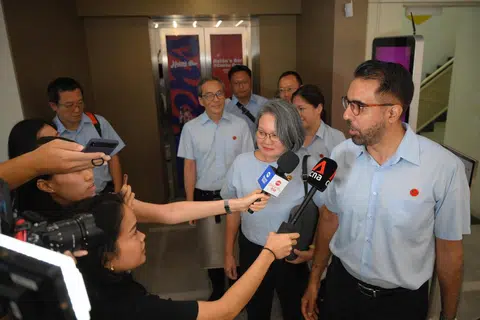 Setiausaha Agung Parti Pekerja (WP), Encik Pritam Singh (kanan), dan pengerusi parti itu, Cik Sylvia Lim (dua dari kanan), bercakap kepada media selepas persidangan dwitahunan parti itu pada 30 Jun.