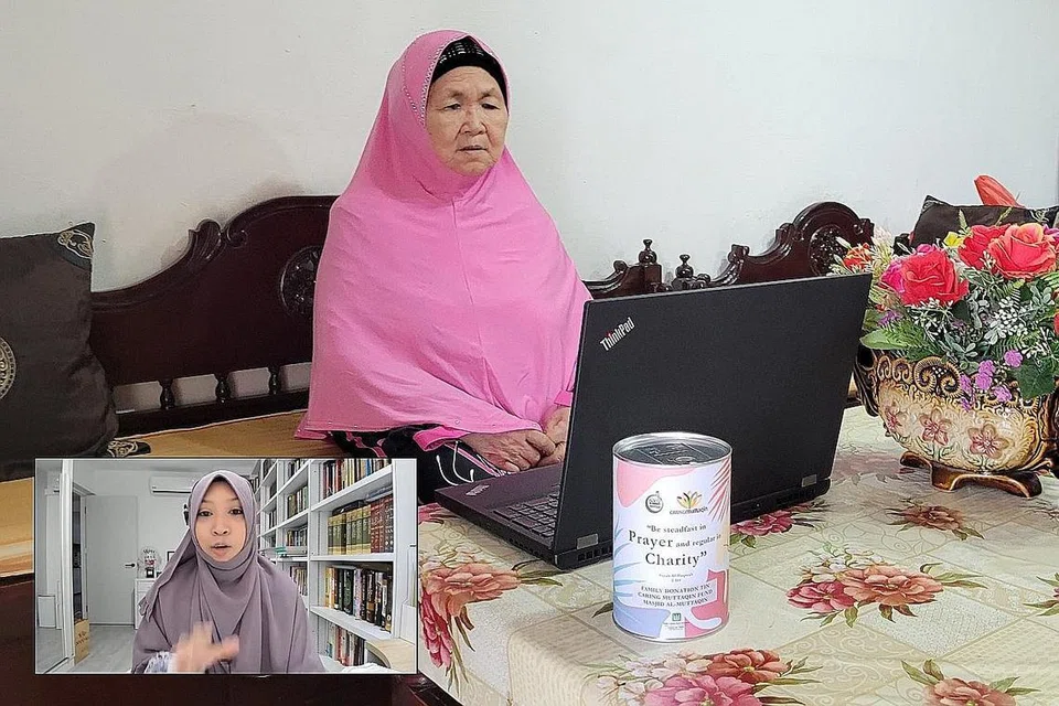 BELAJAR SEPANJANG HAYAT: Dua jemaah Masjid Al-Muttaqin ini, Cik Hajah Jamilah, 89 tahun, dan Encik Haji Hassan, 86 tahun, terus rajin mengikuti pengajian agama walaupun setelah ia dipindahkan ke dalam talian disebabkan pandemik Covid-19.