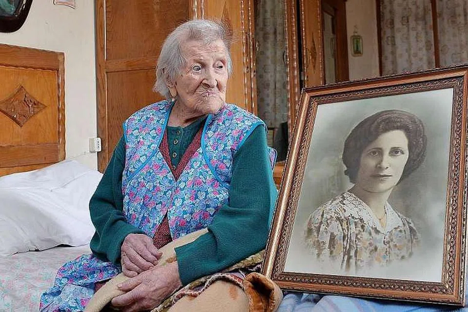 Cik Emma Morano bersama gambar beliau semasa muda, di apartmen beliau di Verbania, Italy. 