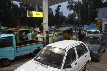 Pengguna beratur panjang di sebuah stesen gas asli termampat (CNG) di Peshawar pada 25 Mac 2026 ketika harga minyak melonjak susulan perang Amerika Syarikat dan Israel terhadap Iran. Pakistan yang bergantung kepada import minyak dan gas dari rantau Teluk menaikkan harga bahan api sekitar 20 peratus, sekali gus mencetuskan kesesakan di stesen minyak di seluruh negara.