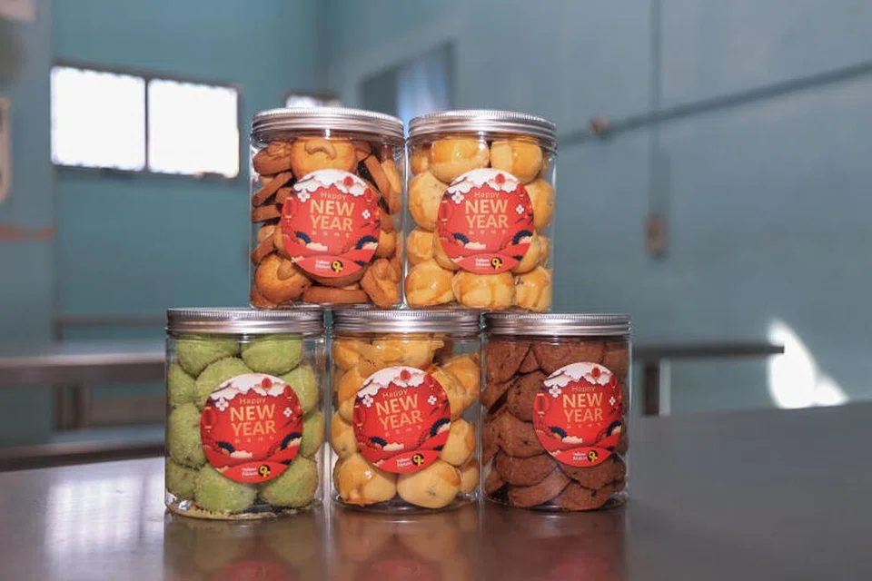 Kuih-muih seperti biskut badam, biskut coklat oren, biskut kranberi dan kuih ondeh-ondeh telah dijual hingga 9 Februari.