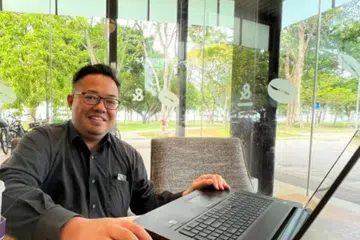 KUALITI DIJAMIN: Pengasas LaptopRepairs.SG, Encik Abdul Muhaimin Matsuni, memastikan bahawa semua komputer riba yang dijualnya diperiksa dengan teliti. Beliau juga beri jaminan tiga bulan untuk komputer ribanya. Pelanggan diberi pilihan untuk mendapatkan jaminan lanjutan.