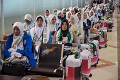 Jemaah Haji Indonesia menunggu sebelum berlepas ke kota suci Makkah bagi menunaikan ibadah Haji tahunan di Lapangan Terbang Antarabangsa Juanda, Sidoarjo, pada 22 April 2026.