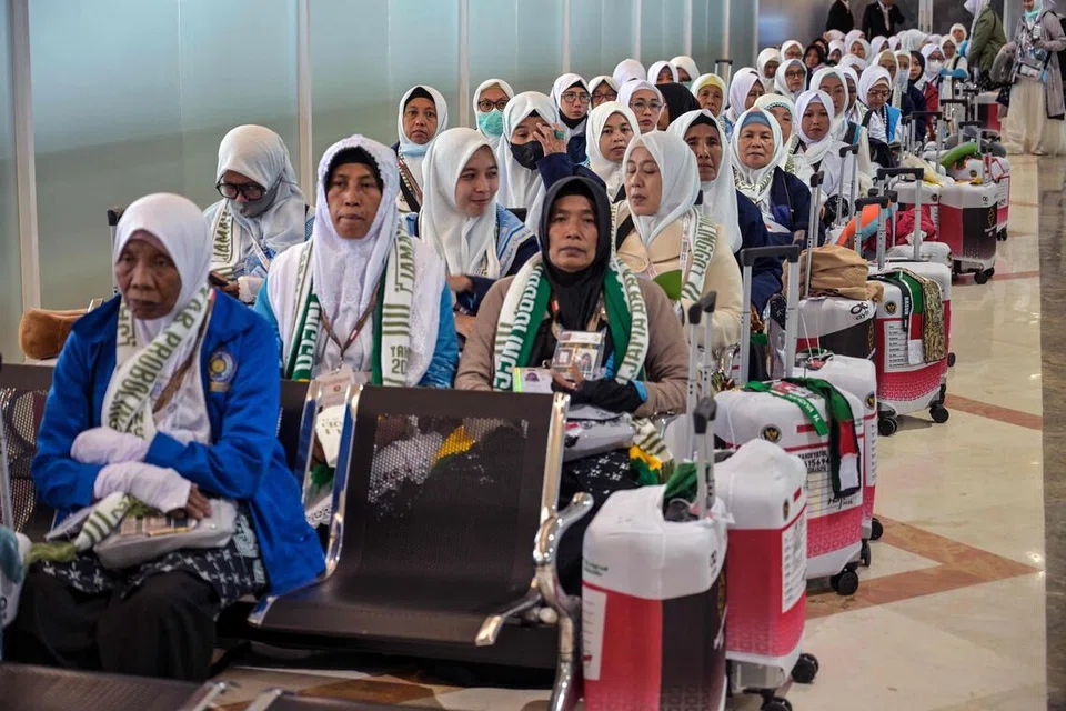 Jemaah Haji Indonesia menunggu sebelum berlepas ke kota suci Makkah bagi menunaikan ibadah Haji tahunan di Lapangan Terbang Antarabangsa Juanda, Sidoarjo, pada 22 April 2026.
