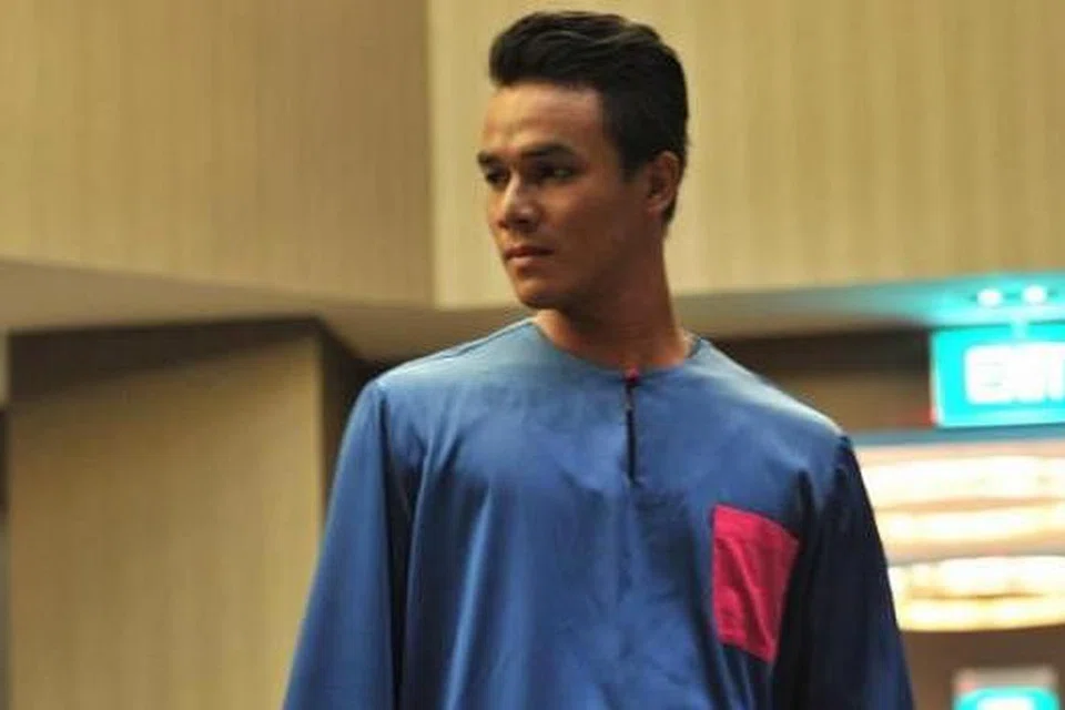 UNTUK LELAKI DAN PASANGAN IBU ANAK: Inilah antara jenis pakaian kaum lelaki dan pakaian sedondon ibu dan anak yang memang cukup menarik dan amat sesuai untuk bergaya nanti. - Foto STUDIODUA