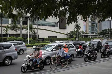 PERALIHAN MESRA ALAM: Jakarta mengambil langkah mengelak bencana perubahan iklim dengan melalui banyak kerjasama dan pembentukan pasukan petugas iklim yang ditubuhkan pada tahun 2020. - Foto EPA-EFE