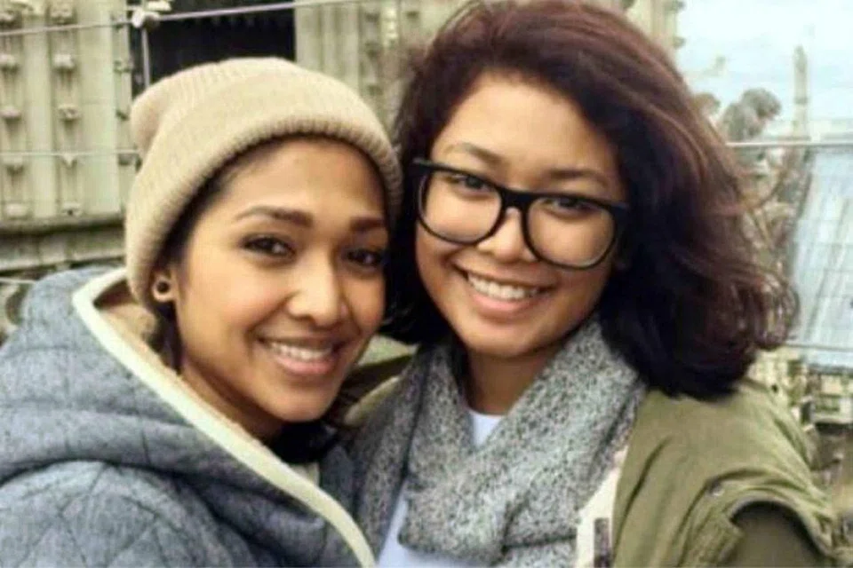 KEBANGGAAN IBU: Nourul Wahab Depp (kiri) terharu anak sulungnya, Ayu Nazirah, berjaya dalam pelajaran hingga berjaya mendaki menara gading. - Foto MSTAR