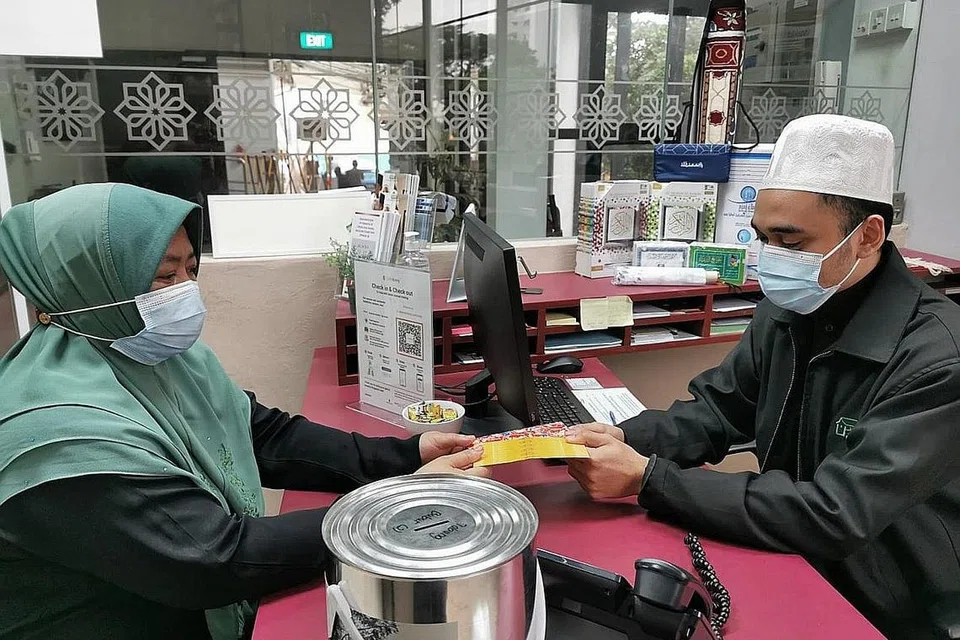 SALING BANTU: Amalan bersedekah memang dianjurkan bagi membantu mereka yang memerlukan. - Foto fail