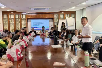 Menteri Negara Kanan (Pertahanan merangkap Kemampanan dan Sekitaran), Encik Zaqy Mohamad (kanan), menemui pekerja platform di daerah Marsiling dan Woodlands pada 1 Julai.