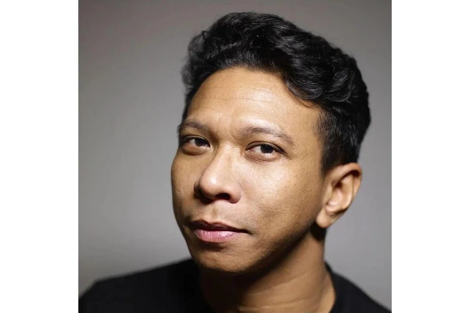 GEMARKAN KESPONTANAN: Rizman Putra gemar bereksperimen dengan pelbagai disiplin seni untuk menimba ilmu baru yang membuka mata dan minda. Gambar atas dirakam ketika beliau (atas) libatkan diri dalam peraduan realiti 'Berani Nyanyi' di Suria. - Foto-foto FACEBOOK RIZMAN PUTRA, MEDIACORP SURIA