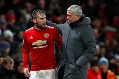 BAKAL BERAKHIR?: Luke Shaw (kiri) bersama pengurus Jose Mourinho. Beliau dilaporkan mungkin meninggalkan Manchester United dalam musim panas akan datang akibat berasa marah dan sedih dengan komen-komen yang dilemparkan Mourinho. - Foto REUTERS